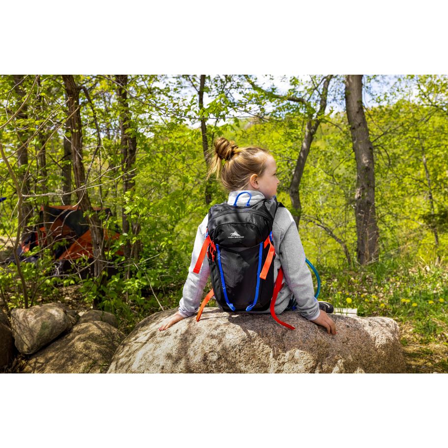 Hydrahike 2.0 Youth 8L Hydration Pack in the color Curious. image number 10